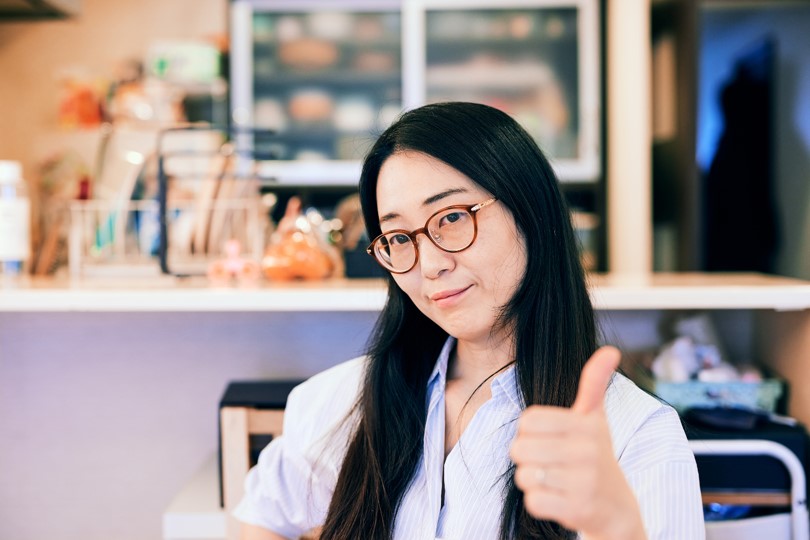 Woman giving a thumbs up